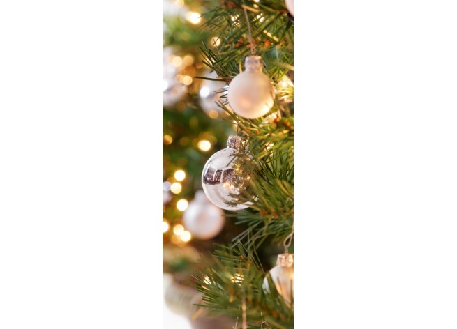 Наклейка на дверь Белые и серебрянные игрушки на новогодней ёлке